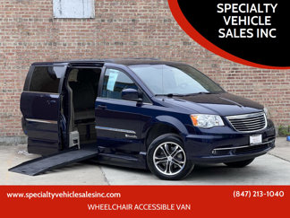 Used 2014 Chrysler Town & Country Touring image 1