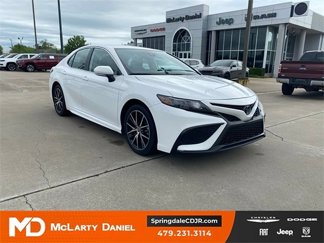 Used 2023 Toyota Camry SE image 1