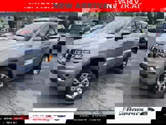 Used 2021 Jeep Grand Cherokee Laredo image 1