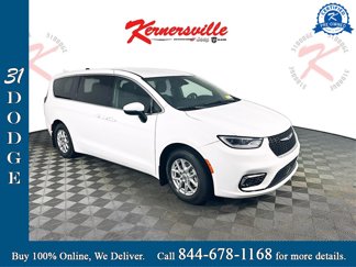 Used 2023 Chrysler Pacifica Touring image 1