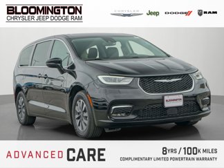 Used 2024 Chrysler Pacifica Select image 1