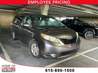 Used 2014 Toyota Sienna LE image 1