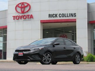 Used 2023 Kia Forte LXS image 1