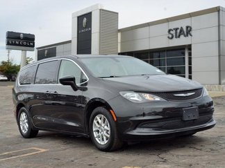 Used 2022 Chrysler Voyager LX image 1