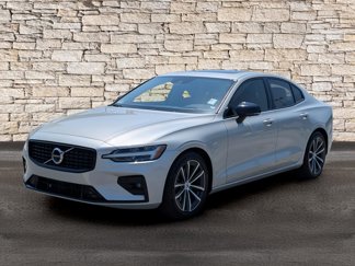 Used 2022 Volvo S60 B5 Momentum image 1