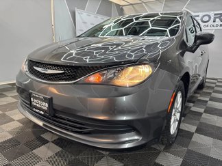 Used 2017 Chrysler Pacifica Touring image 1
