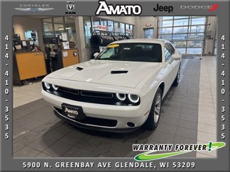 Used 2022 Dodge Challenger SXT image 1