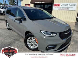 Used 2023 Chrysler Pacifica Touring-L image 1