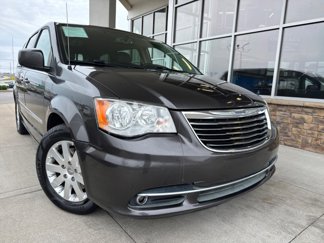 Used 2015 Chrysler Town & Country Touring image 1