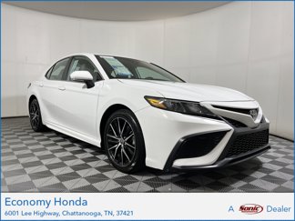 Used 2022 Toyota Camry SE image 1