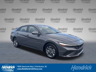 Used 2024 Hyundai Elantra SEL image 1