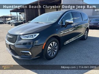 Used 2023 Chrysler Pacifica Limited image 1