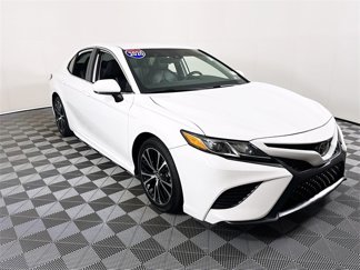 Used 2020 Toyota Camry image 1