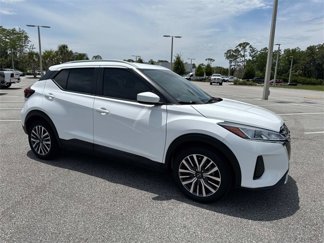 Used 2022 Nissan Kicks SV image 1