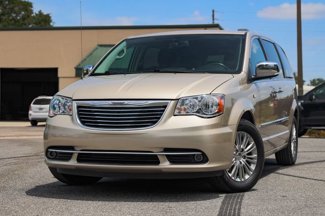 Used 2014 Chrysler Town & Country Touring-L image 1