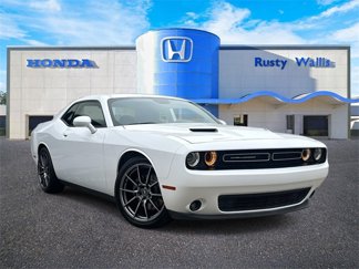 Used 2015 Dodge Challenger SXT image 1