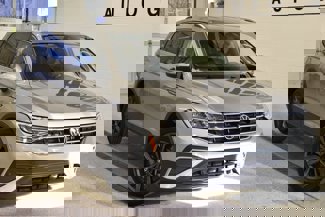 Used 2022 Volkswagen Tiguan SE image 1