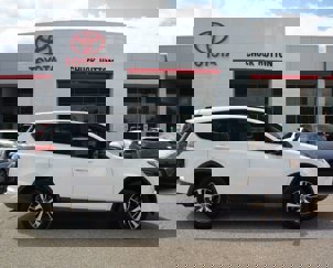 Used 2017 Toyota RAV4 XLE image 1