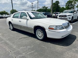 Used 2005 Lincoln Town Car Signature Limited image 1