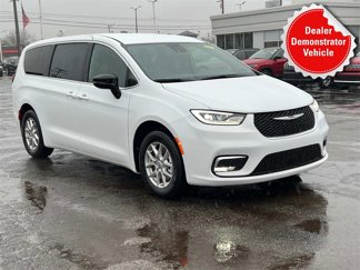 New 2025 Chrysler Pacifica Select image 1
