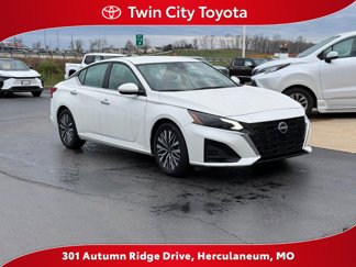 Used 2023 Nissan Altima 2.5 SV image 1
