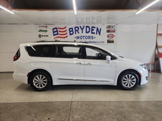 Used 2017 Chrysler Pacifica Touring-L w/ 13 Speaker Alpine Sound Group image 1