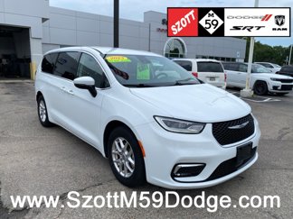 Used 2023 Chrysler Pacifica Touring-L image 1