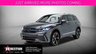 Used 2022 Volkswagen Tiguan SE w/ Panoramic Sunroof Package image 1