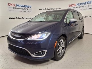 Used 2017 Chrysler Pacifica Limited image 1