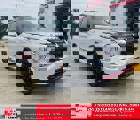 Used 2023 Mitsubishi Outlander SE image 1
