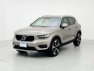 Certified 2022 Volvo XC40 T5 Momentum w/ Premium Package image 1