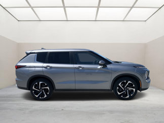 Used 2024 Mitsubishi Outlander SE image 1