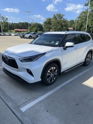 Used 2021 Toyota Highlander XLE image 1