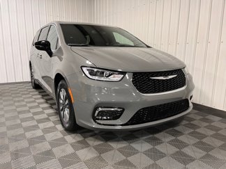 New 2025 Chrysler Pacifica Select image 1