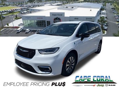 New 2025 Chrysler Pacifica Select