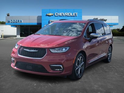 Used 2025 Chrysler Pacifica Pinnacle w/ Trailer Tow Group