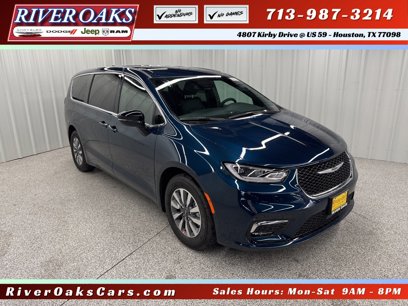 New 2025 Chrysler Pacifica Select