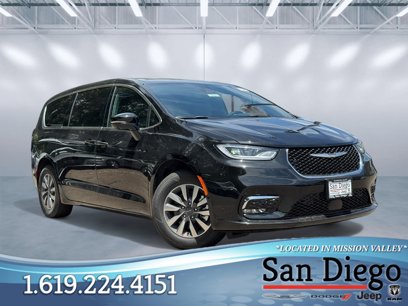 New 2025 Chrysler Pacifica Select