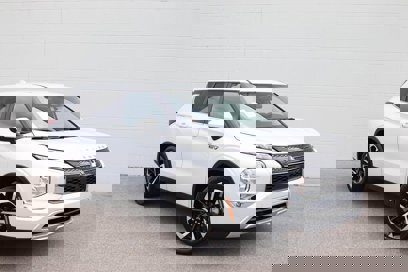 New 2025 Mitsubishi Outlander SE