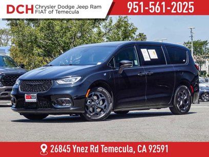 Used 2022 Chrysler Pacifica Touring-L w/ Uconnect Theater Family Group