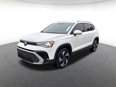 New 2025 Volkswagen Taos SE w/ Panoramic Sunroof Package