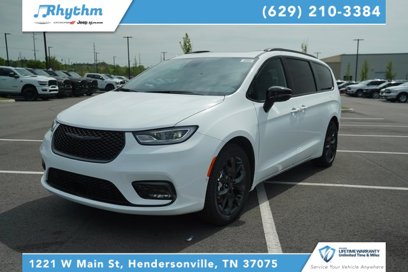 New 2025 Chrysler Pacifica Limited w/ Uconnect Theater Family Group