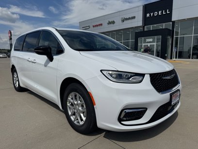 New 2025 Chrysler Pacifica Select