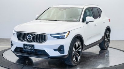 Certified 2025 Volvo XC40 B5 Plus w/ Climate Package