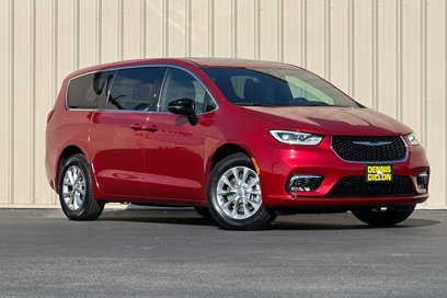 New 2025 Chrysler Pacifica Select