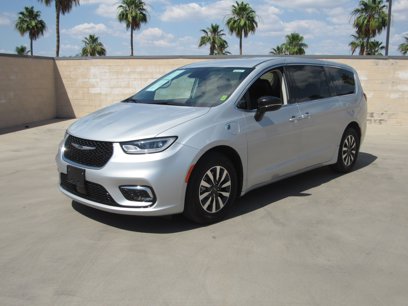 Used 2024 Chrysler Pacifica Select