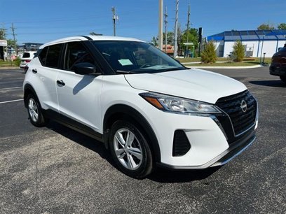 New 2025 Nissan Kicks Play S