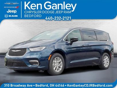 New 2025 Chrysler Pacifica Select
