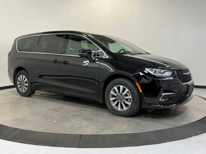 New 2025 Chrysler Pacifica Select w/ Uconnect Theater Family Group