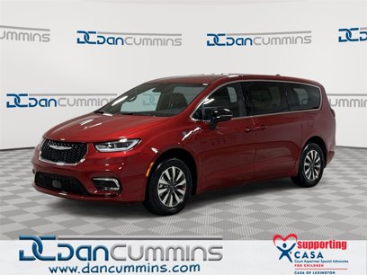 New 2025 Chrysler Pacifica Select